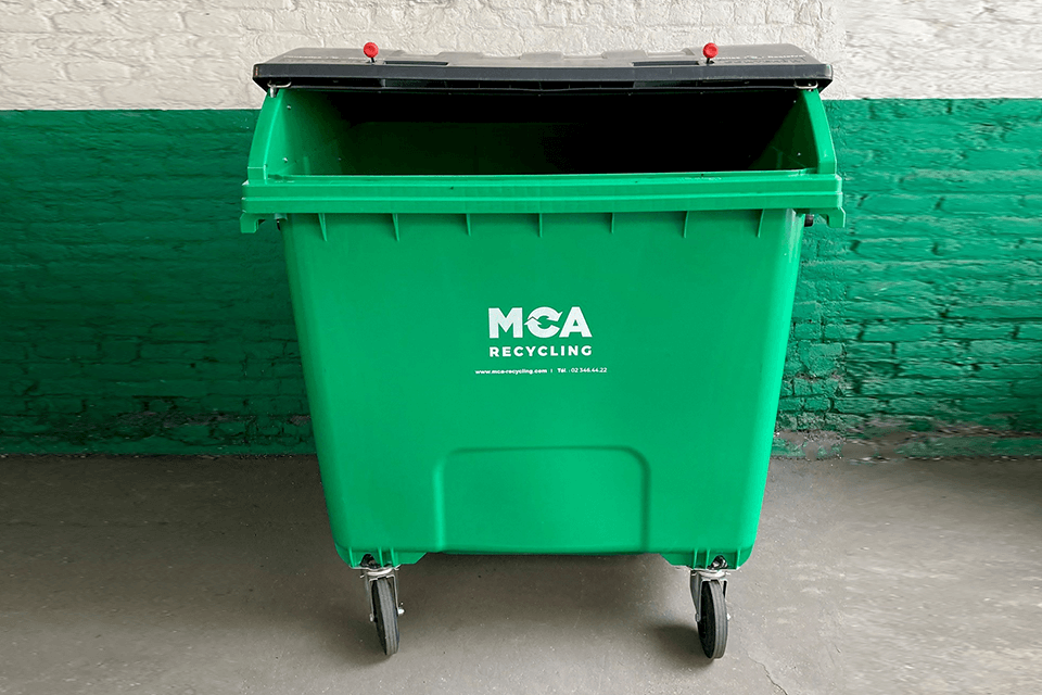1,100-litre container with round lid on castors. Use: unsorted waste.