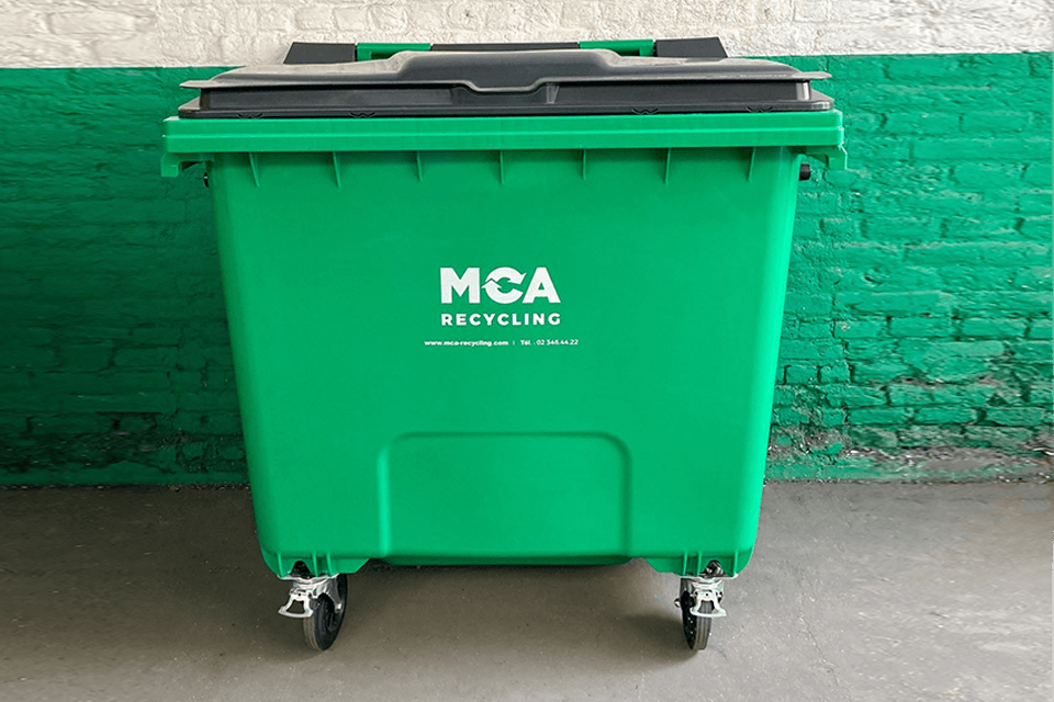 1,100-litre container with flat lid on castors. Use: unsorted waste.