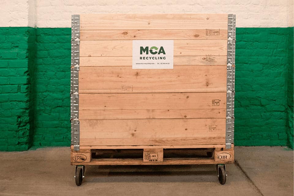 Container in hout van 1.000 liter. Gebruik: papier/karton, PMD, restafval, grofvuil, ...