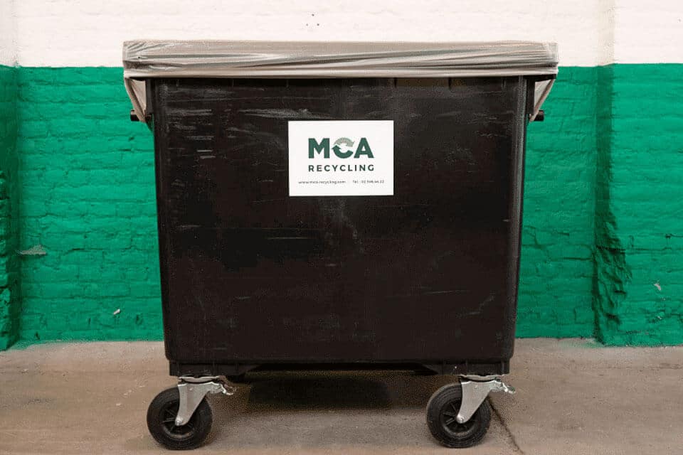 1,000-litre open container on castors. Use: paper/cardboard, plastics/metals/drinks cartons, unsorted waste, ,…
